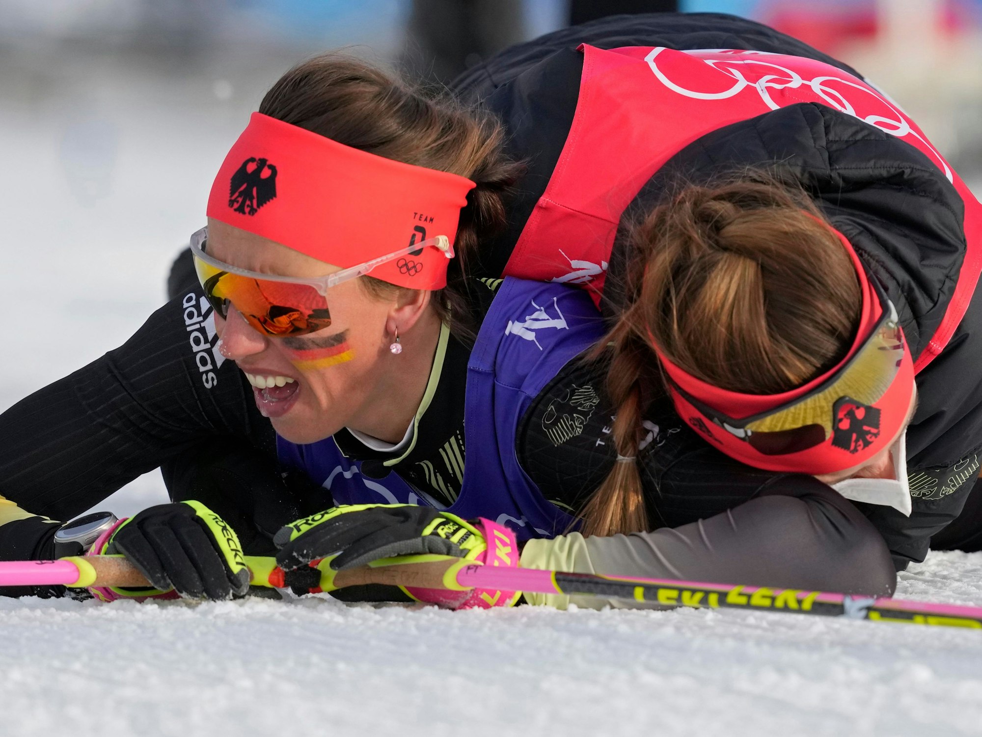 Katherine Sauerbrey jubelt mit Sofie Krehl bei Olympia.