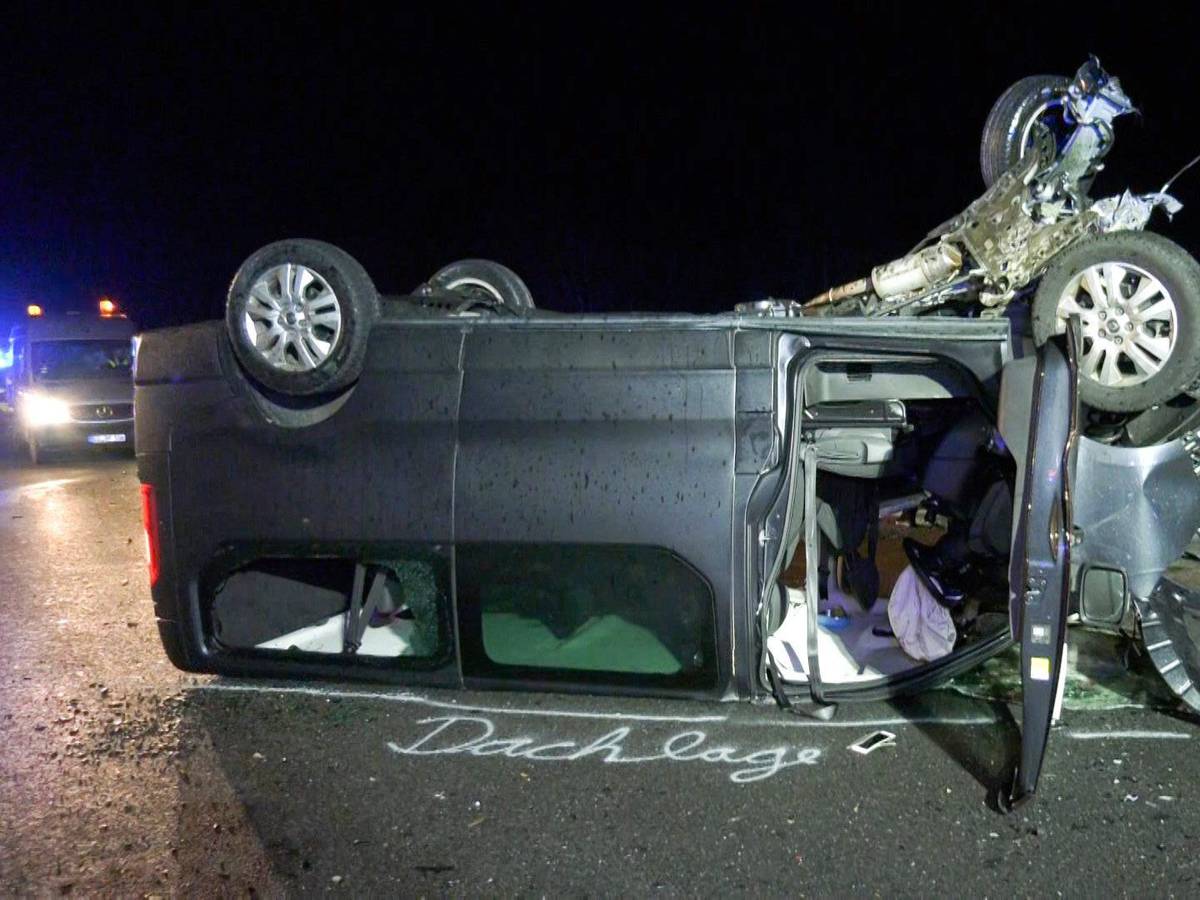 Renault Trafic liegt nach Unfall auf der Autobahn A2 auf dem Dach.