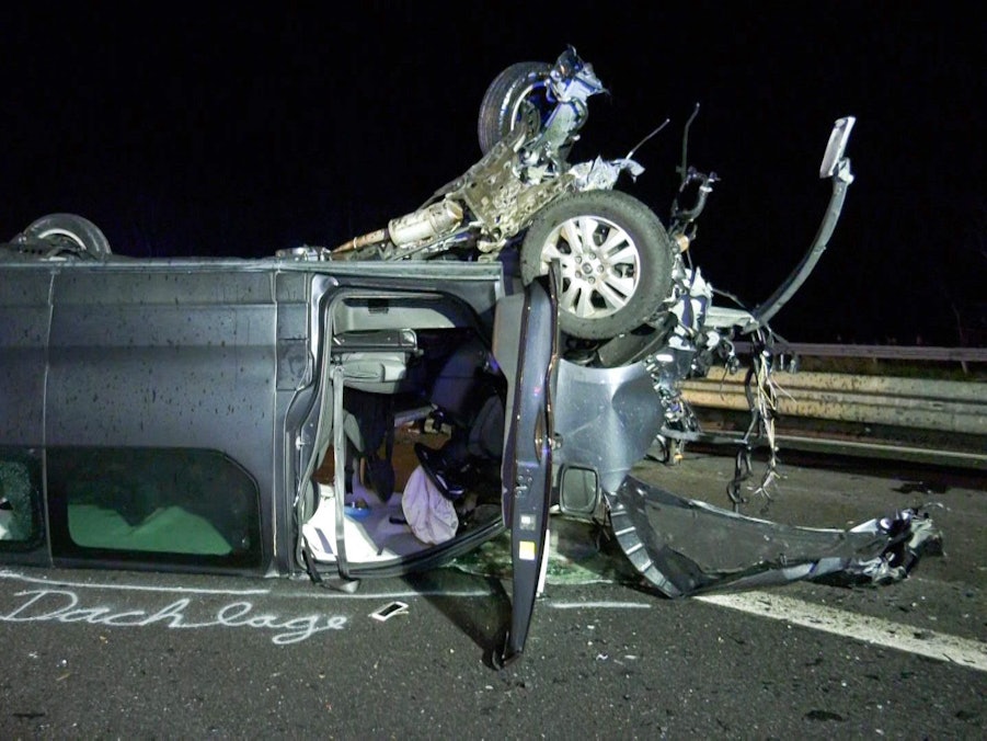 Renault Trafic liegt nach Unfall auf der Autobahn A2 auf dem Dach.