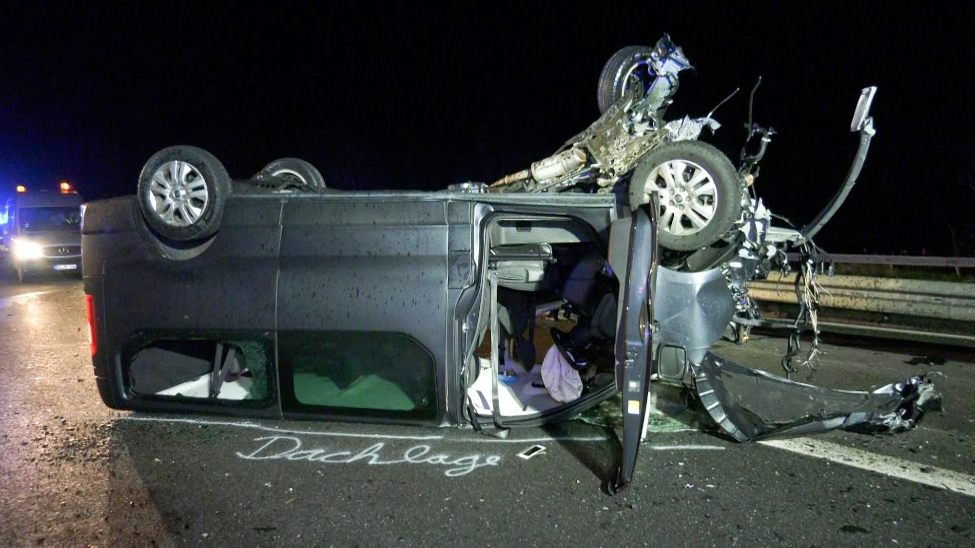 Renault Trafic liegt nach Unfall auf der Autobahn A2 auf dem Dach.