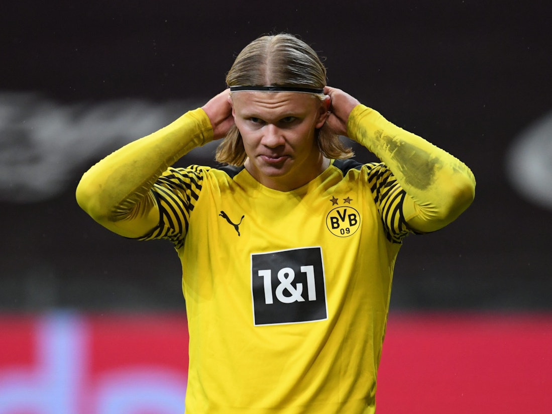 Dortmunds Erling Haaland richtet sein Haarband. Bildfunk +++