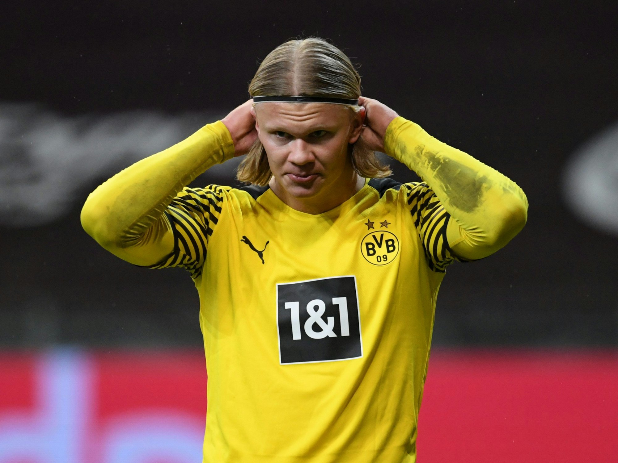 Dortmunds Erling Haaland richtet sein Haarband. Bildfunk +++