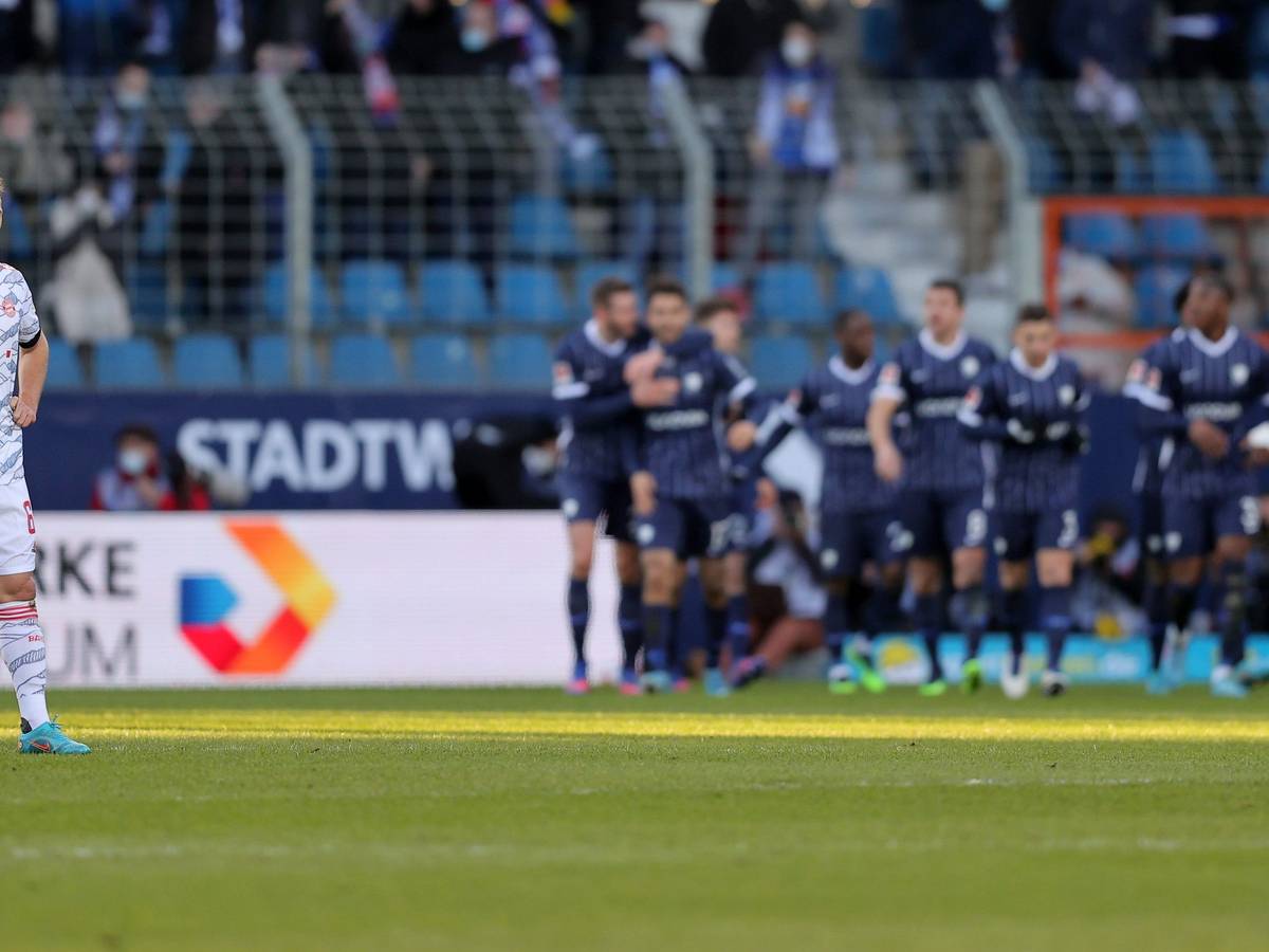 Joshua Kimmich stemmt nach einem Gegentreffer genervt die Hände in die Hüften.