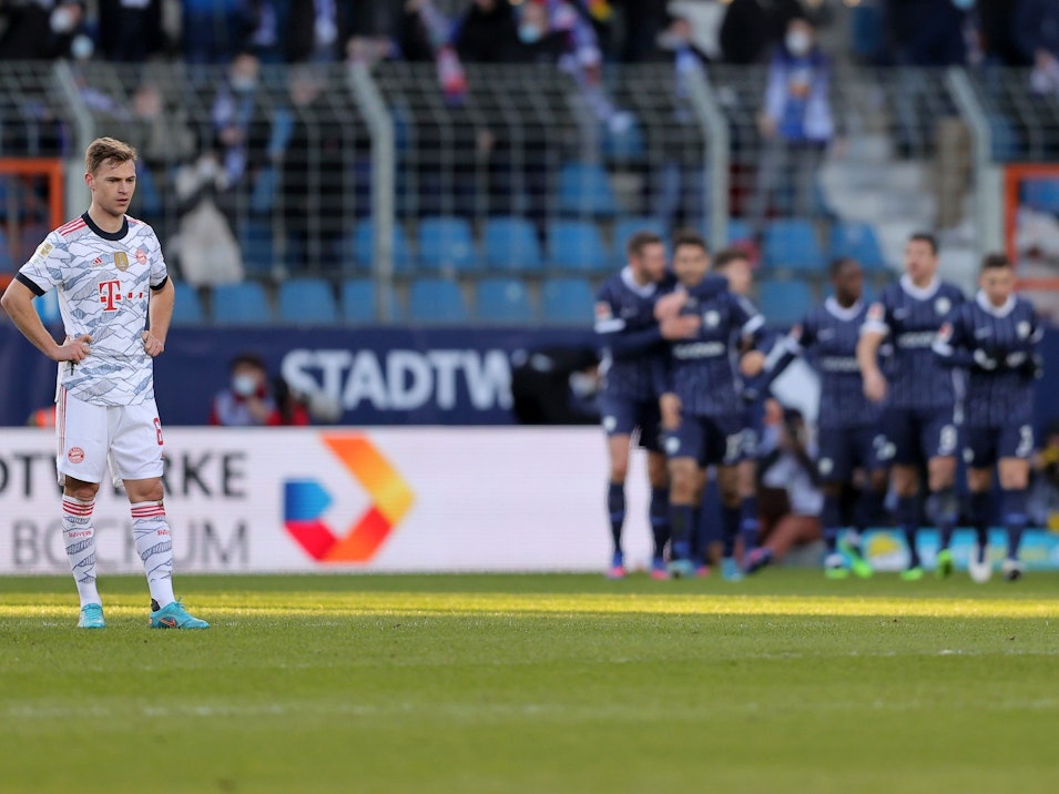Joshua Kimmich stemmt nach einem Gegentreffer genervt die Hände in die Hüften.