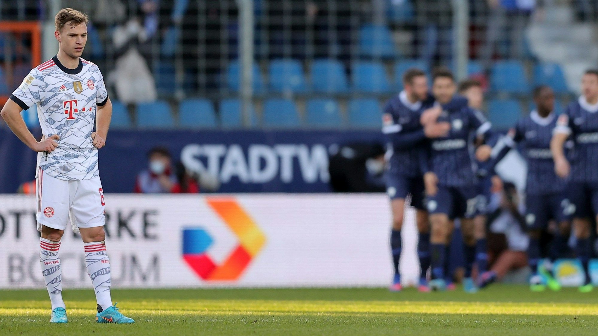 Joshua Kimmich stemmt nach einem Gegentreffer genervt die Hände in die Hüften.