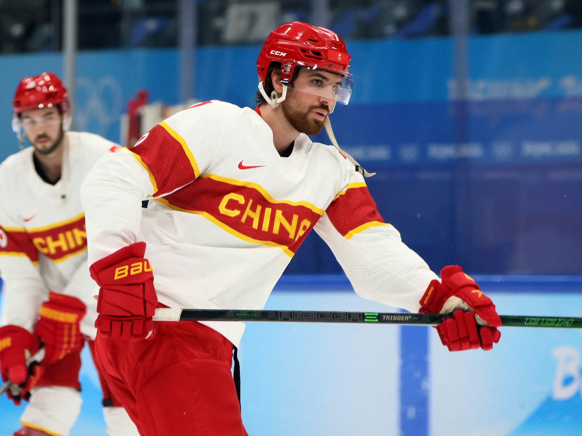 Kailiaosi Jieke hebt den Schläger auf dem Eis.