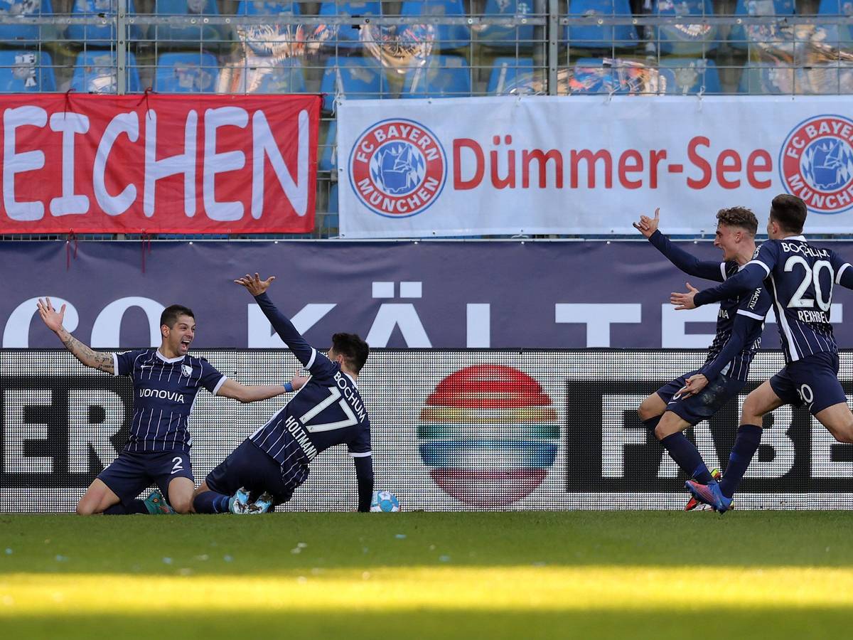 Der VfL Bochum jubelt nach einem Tor gegen Bayern München.
