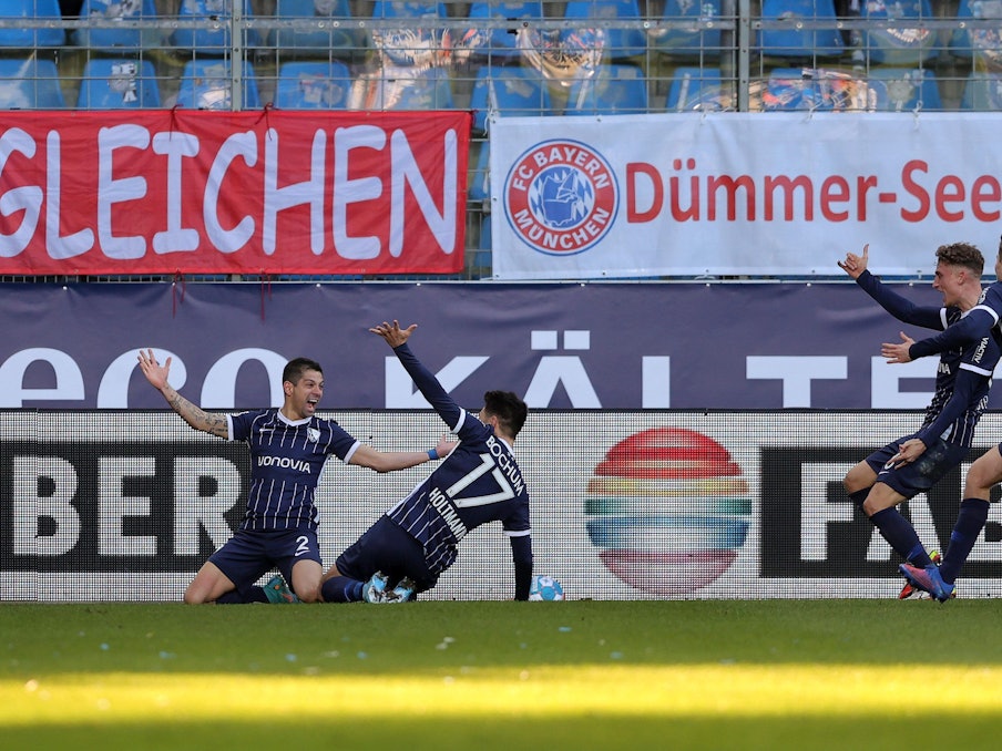 Der VfL Bochum jubelt nach einem Tor gegen Bayern München.