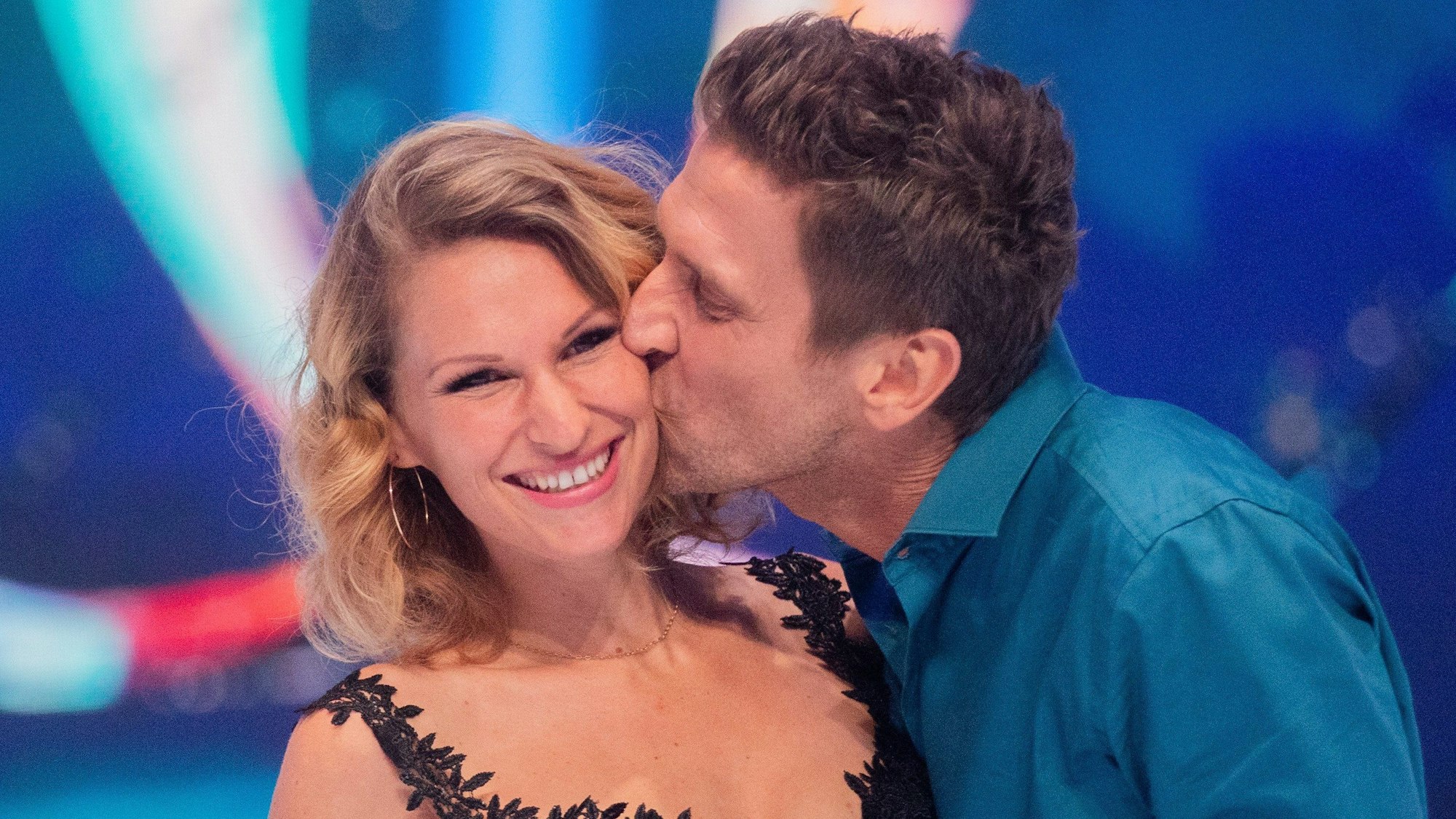 Janni Kusmagk, hier 2019 mit ihrem Mann Peer bei der SAT.1-Show „Dancing on Ice“, ist völlig am Ende. Giftige Raupen befallen ihr Haus.