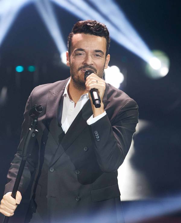 Giovanni Zarrella, Sänger und Laudator, steht während der Verleihung der «Goldenen Bild der Frau 2021»“ auf der Bühne in der Neuen Flora.