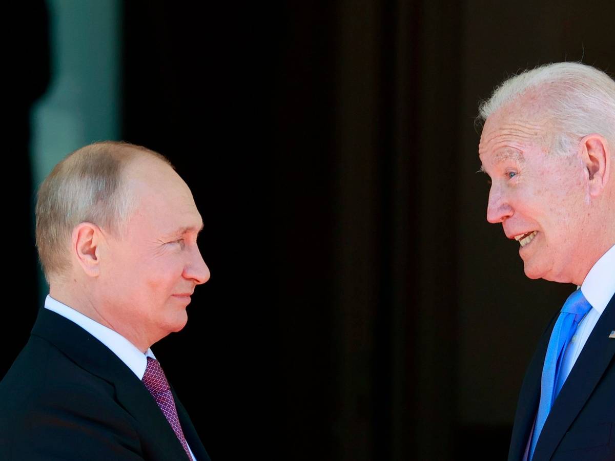 Telefonieren nach US-Angaben derzeit miteinander: Russlands Präsident Wladimir Putin (l.) und US-Präsident Joe Biden, hier bei einem Treffen am 16. Juni 2021 in der Schweiz.