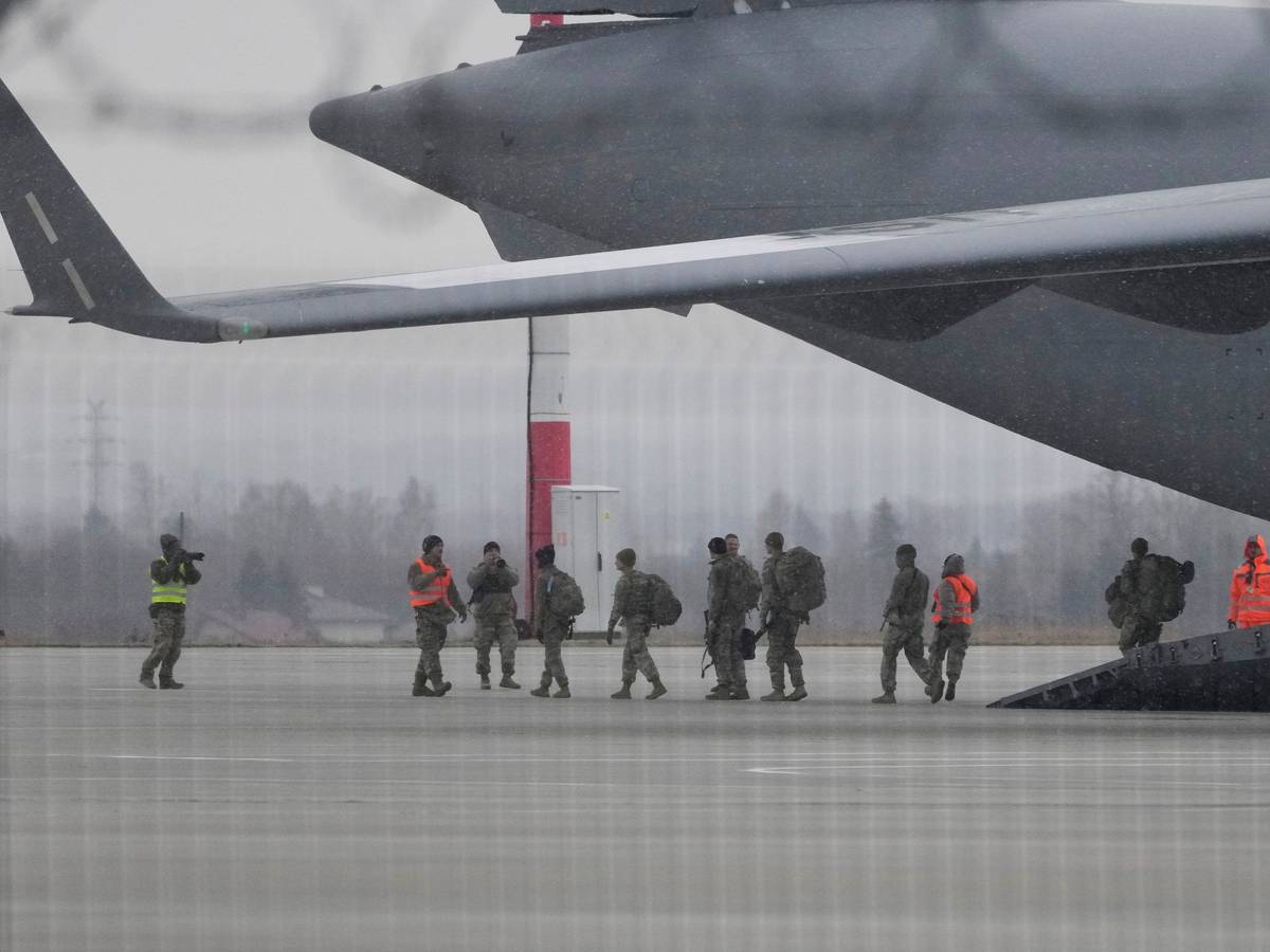 06.02.2022, Polen, Rzeszow Jasionka: Truppen der 82. Luftlandedivision der US-Armee entladen Fahrzeuge aus einem Transportflugzeug, nachdem sie von Fort Bragg auf dem Flughafen Rzeszow-Jasionka im Südosten Polens angekommen sind.