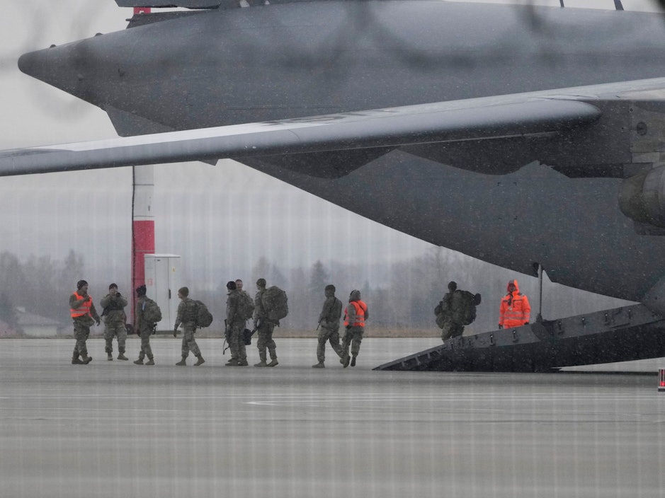 06.02.2022, Polen, Rzeszow Jasionka: Truppen der 82. Luftlandedivision der US-Armee entladen Fahrzeuge aus einem Transportflugzeug, nachdem sie von Fort Bragg auf dem Flughafen Rzeszow-Jasionka im Südosten Polens angekommen sind.