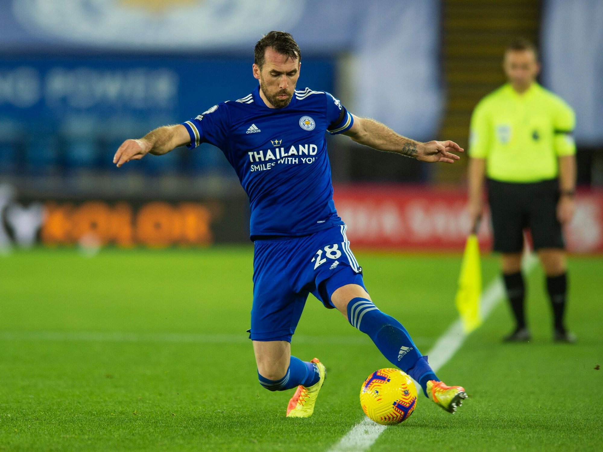 Christian Fuchs kontrolliert den Ball an der Außenlinie