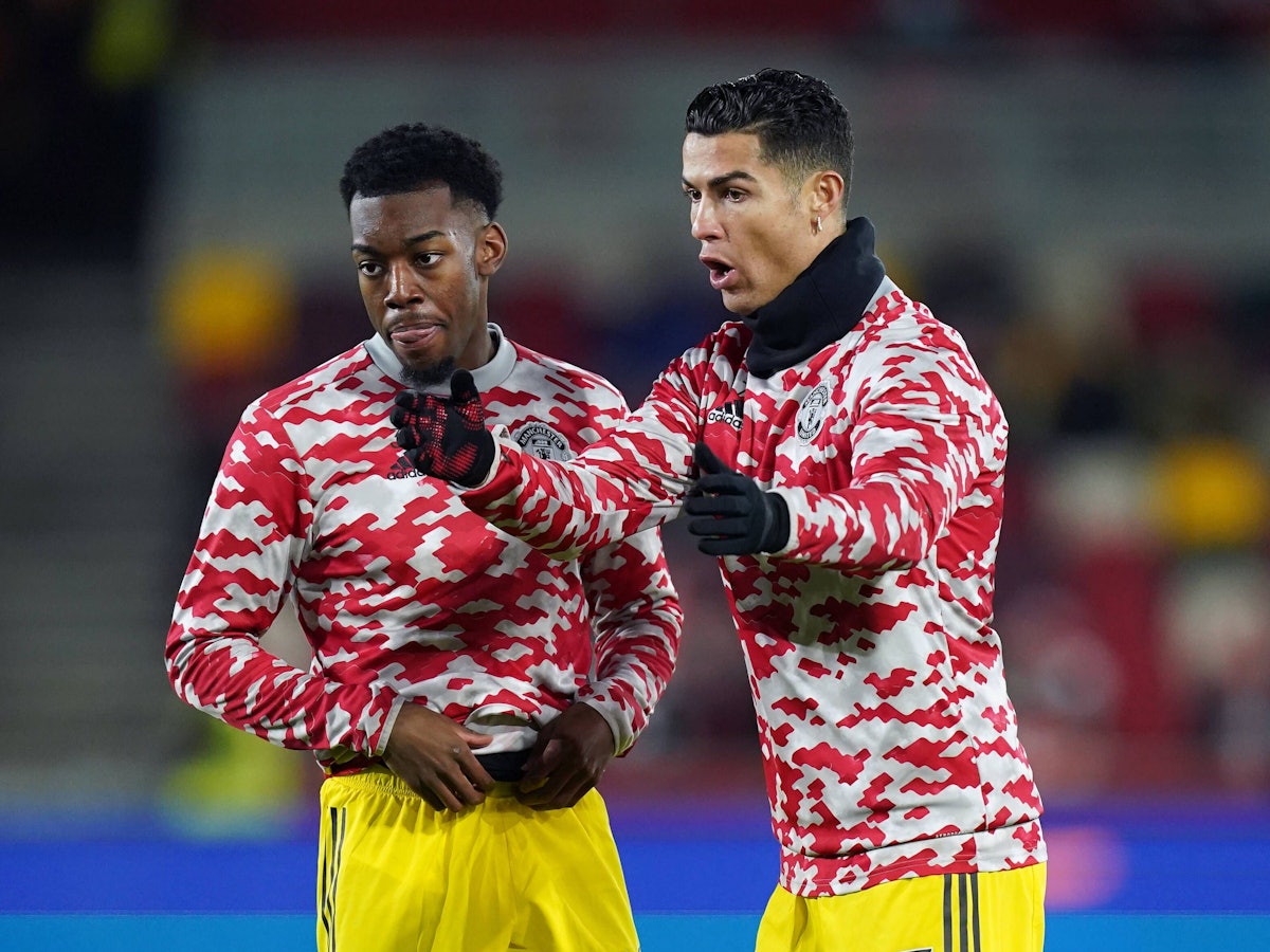 Cristiano Ronaldo und Anthony Elanga machen sich warm.