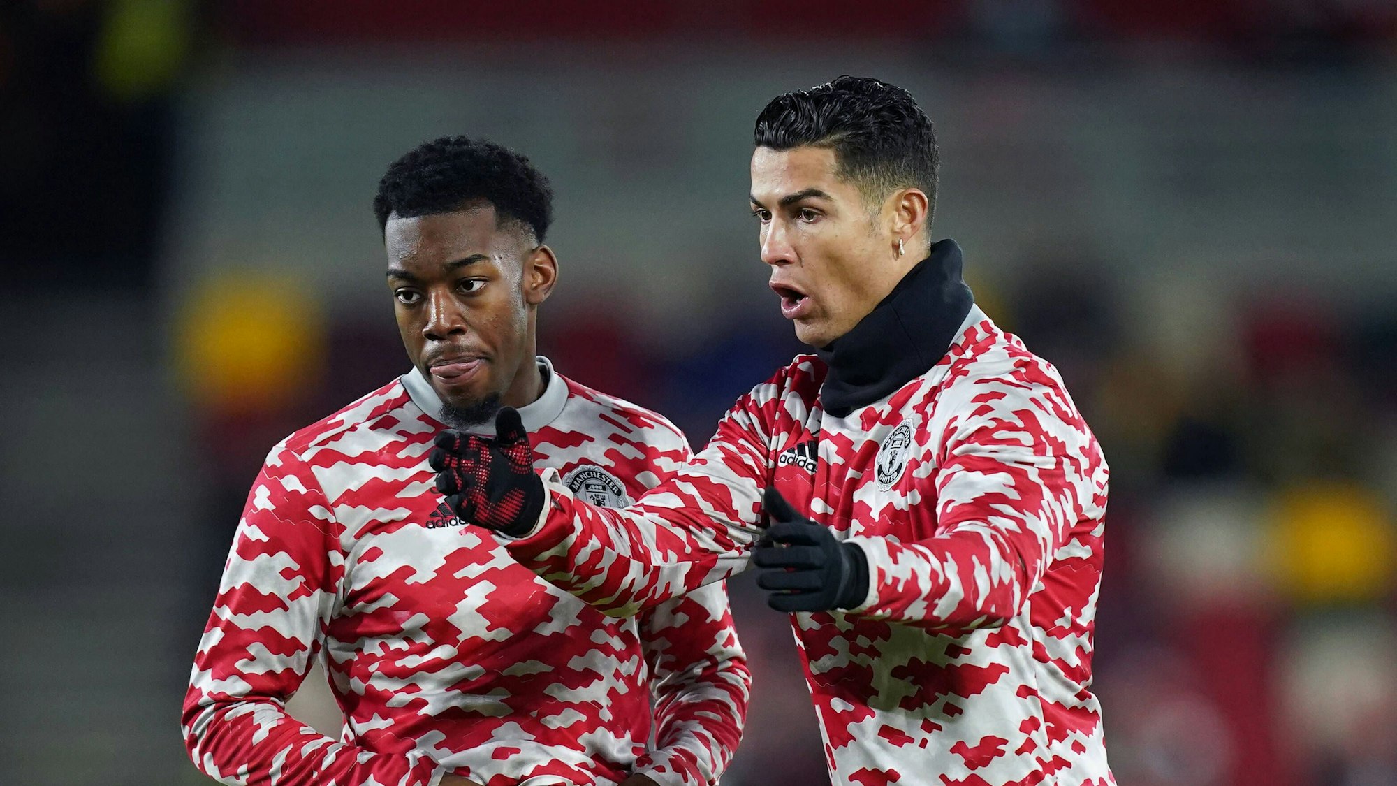 Cristiano Ronaldo und Anthony Elanga machen sich warm.