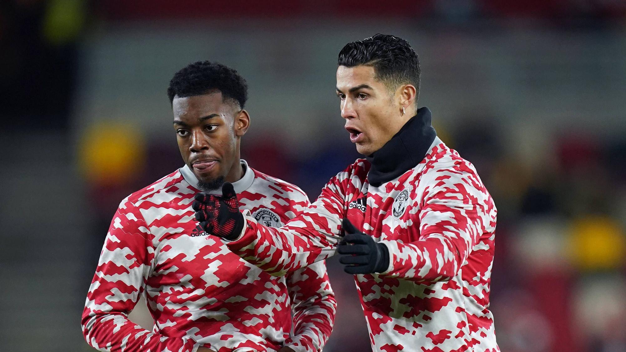 Cristiano Ronaldo und Anthony Elanga machen sich warm.