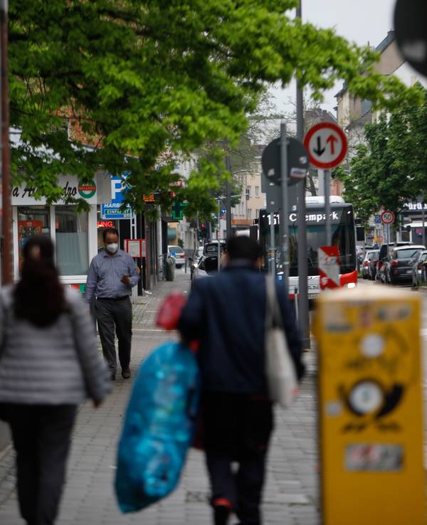 Menschen gehen auf der Berliner Straße in Köln-Mülheim.