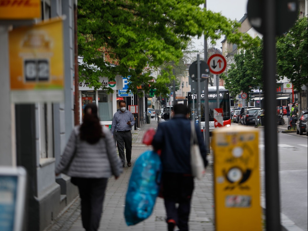 Menschen gehen auf der Berliner Straße in Köln-Mülheim.