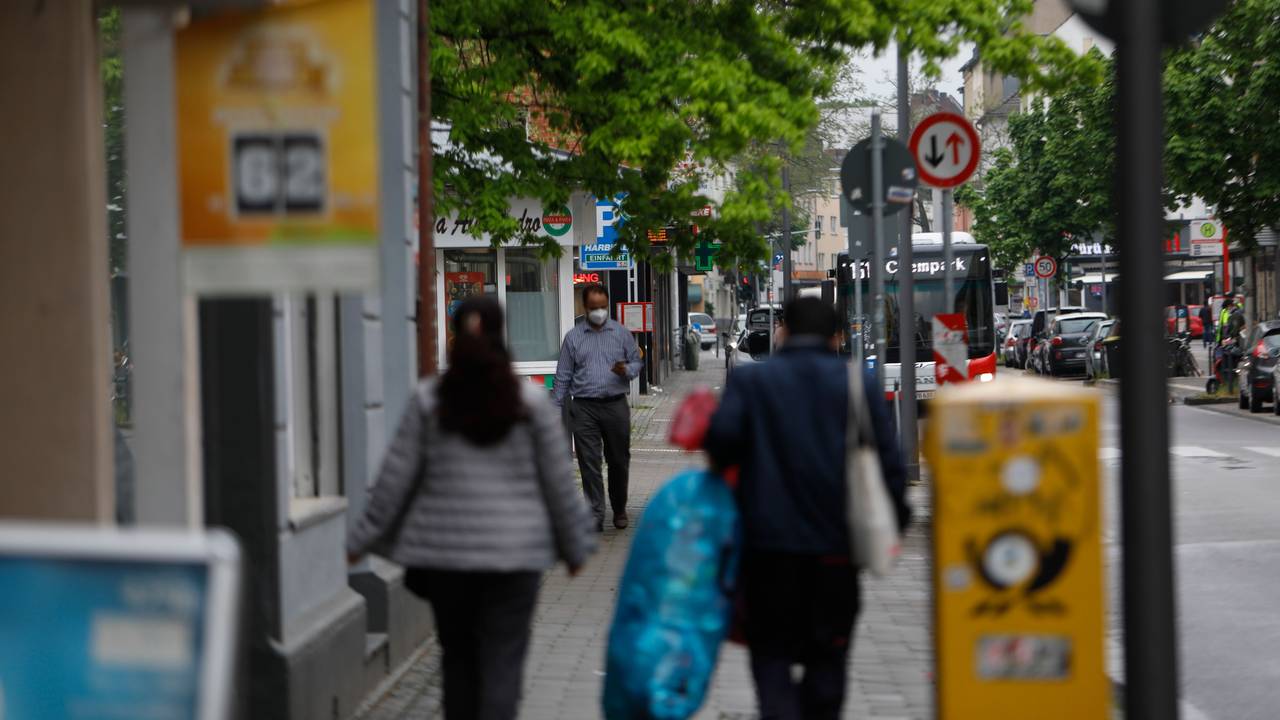 Menschen gehen auf der Berliner Straße in Köln-Mülheim.