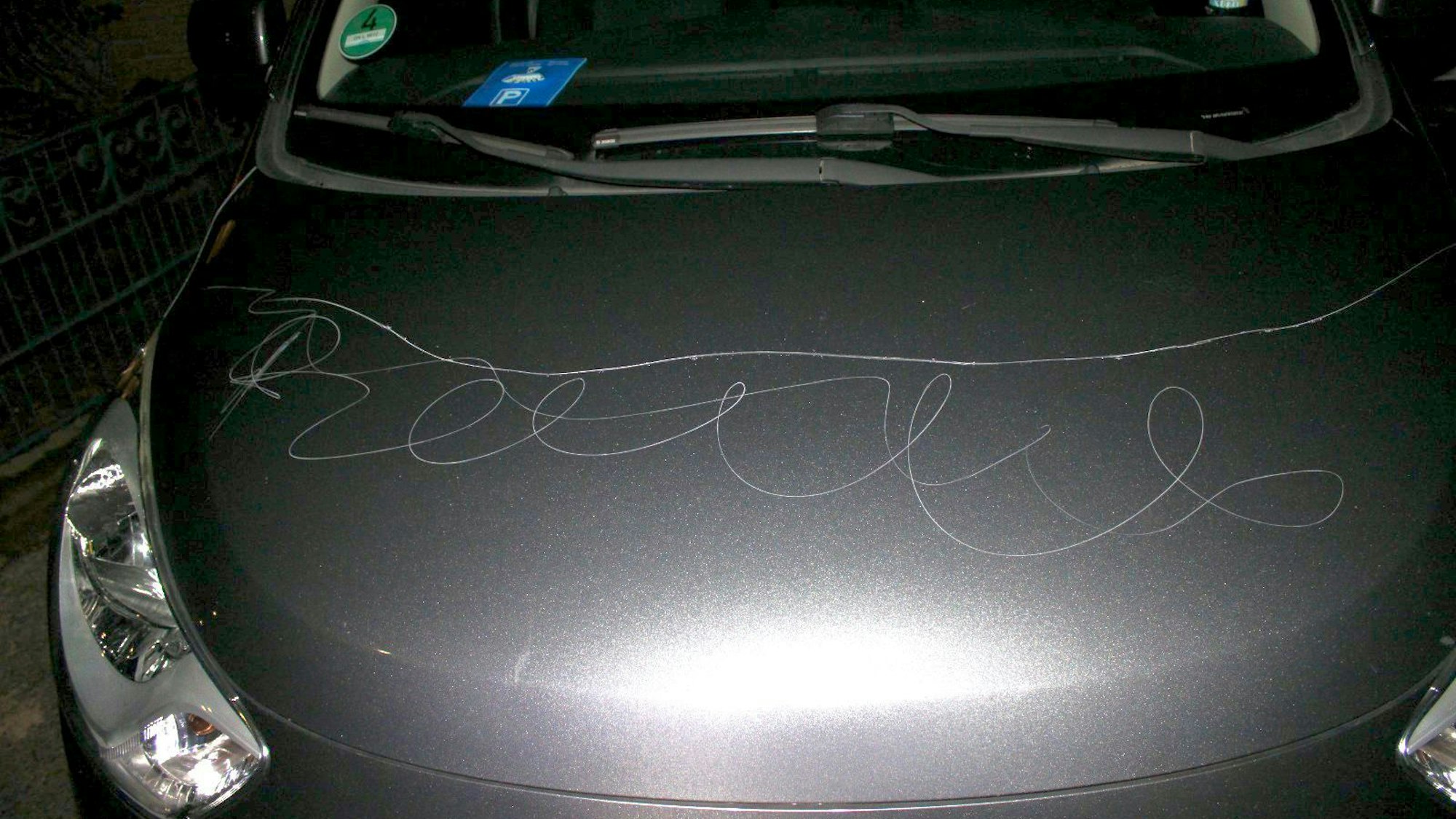 Jungs zerkratzen über 30 Autos in Düren.