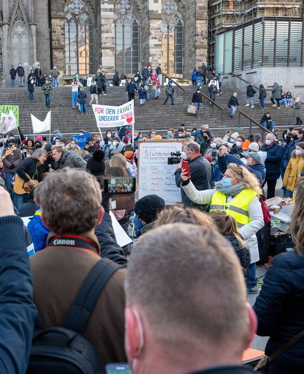 Auftritt der Bläck Fööss vor dem Kölner Dom zwischen vielen Kindern.