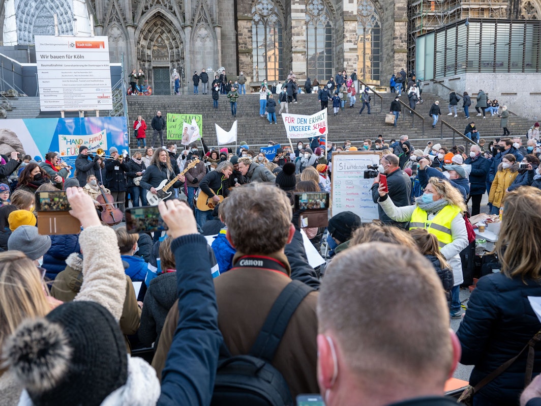 Auftritt der Bläck Fööss vor dem Kölner Dom zwischen vielen Kindern.