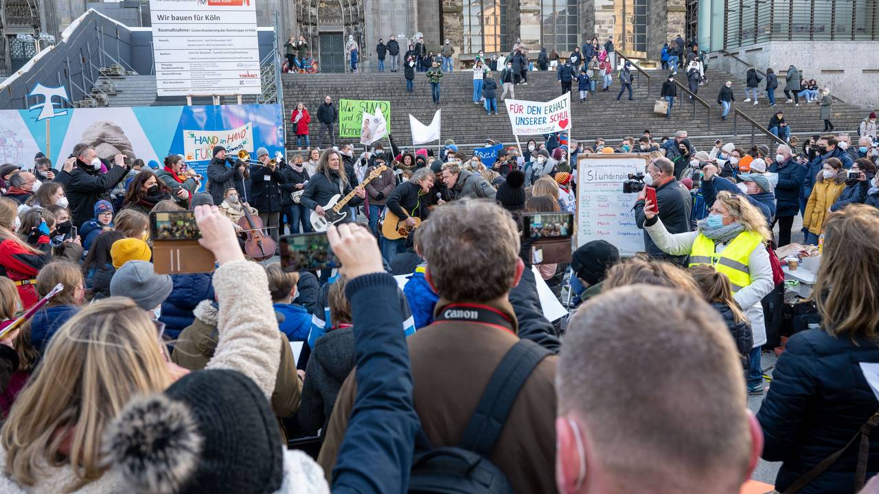 Auftritt der Bläck Fööss vor dem Kölner Dom zwischen vielen Kindern.