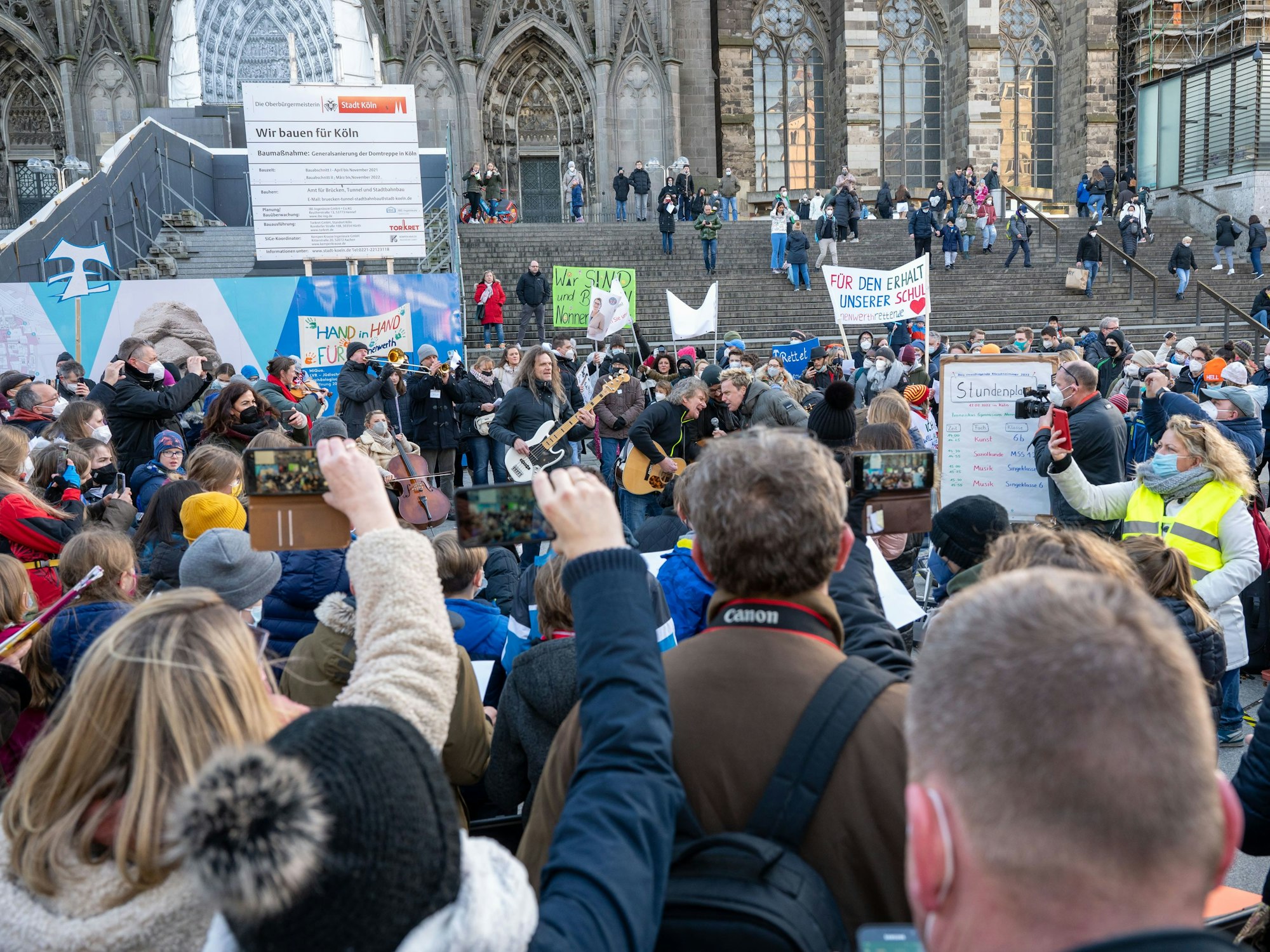 Auftritt der Bläck Fööss vor dem Kölner Dom zwischen vielen Kindern.