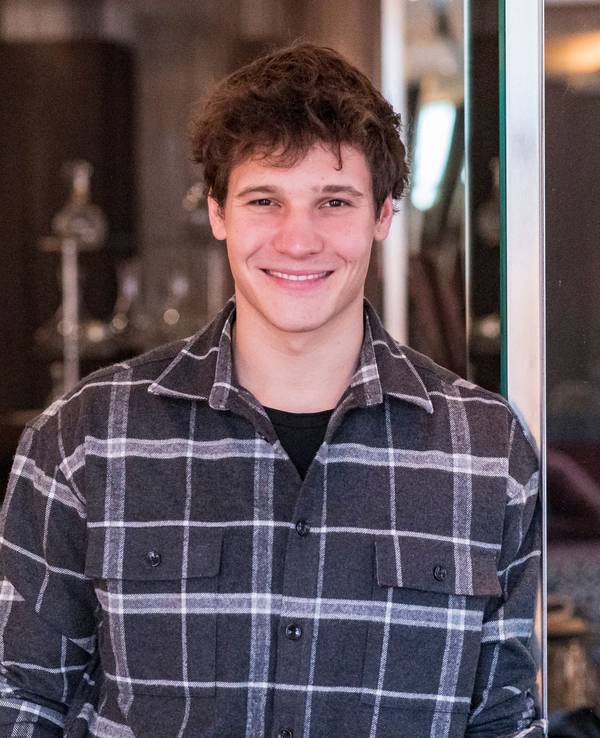 Wincent Weiss lacht in die Kamera.