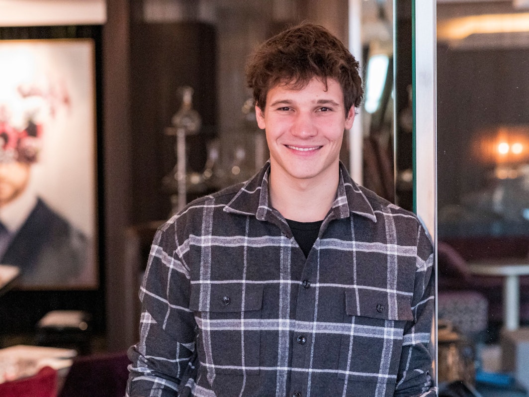 Wincent Weiss lacht in die Kamera.