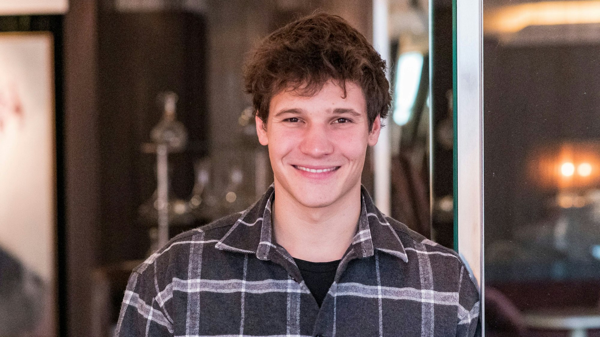 Wincent Weiss lacht in die Kamera.