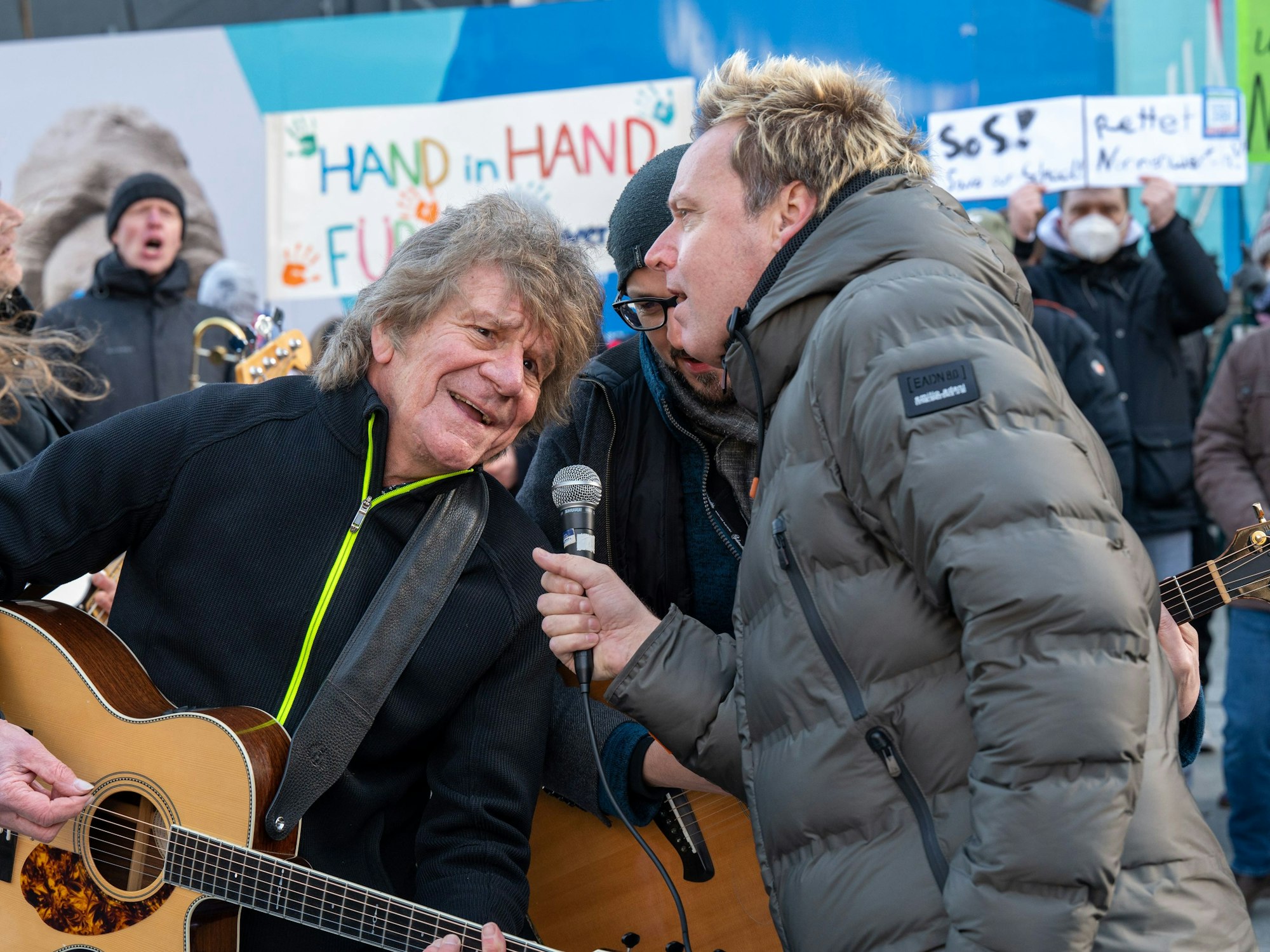 Die Bläck Fööss singen vor dem Kölner Dom.
