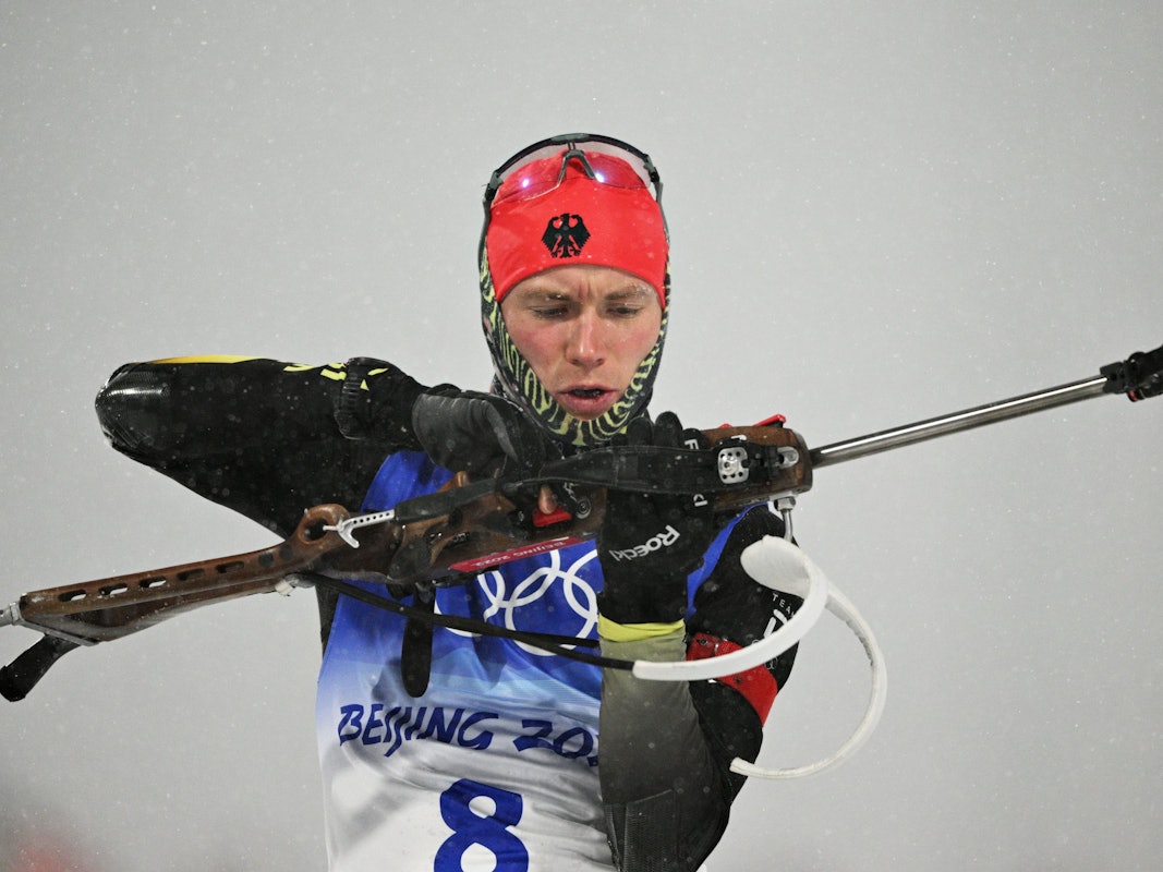 Benedikt Doll bereitet sich auf das Stehendschießen vor.