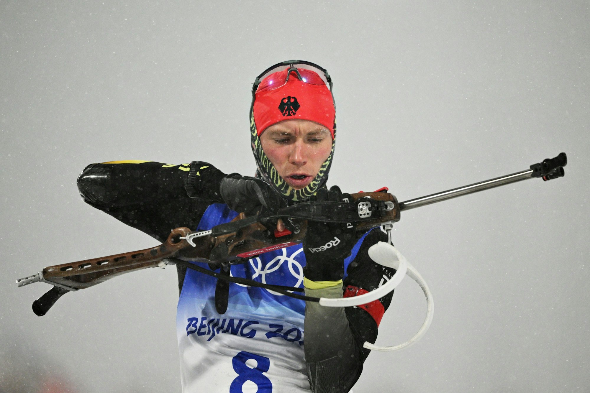 Benedikt Doll bereitet sich auf das Stehendschießen vor.
