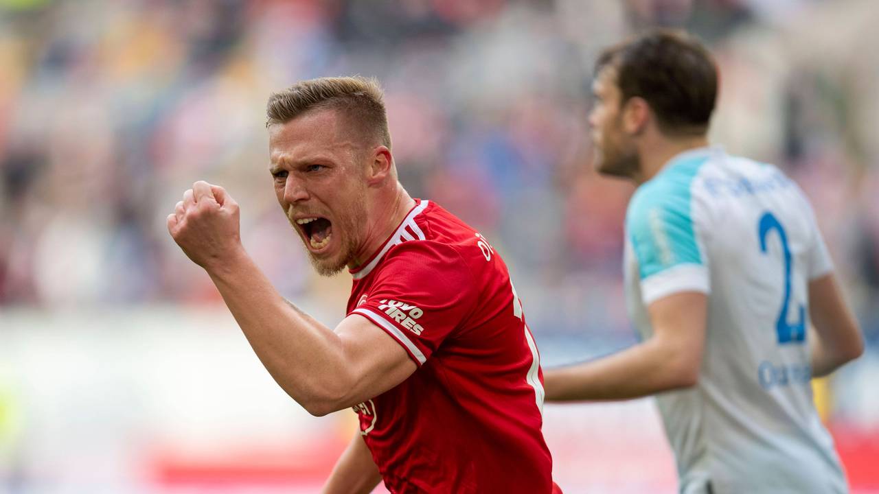 Rouwen Hennings jubelt beim Fortuna-Sieg gegen Schalke 04