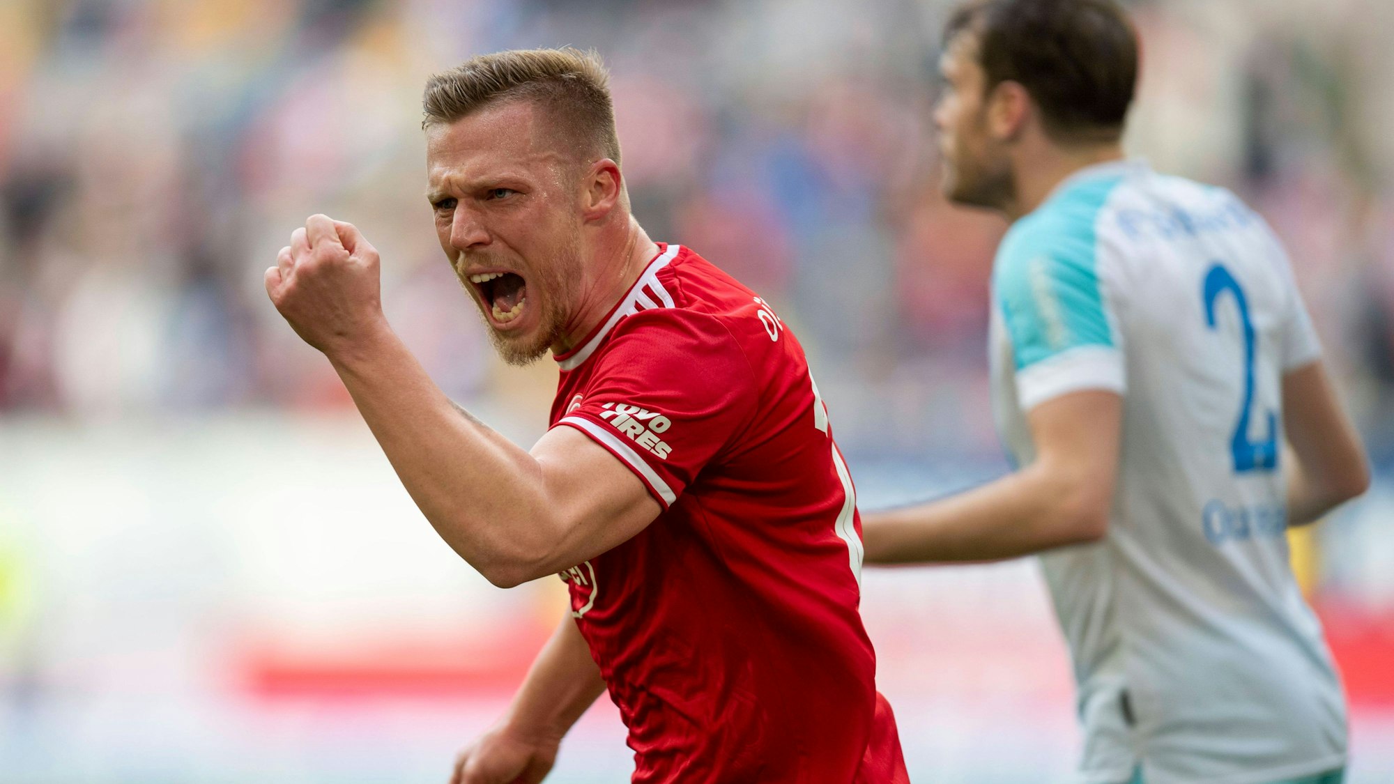 Rouwen Hennings jubelt beim Fortuna-Sieg gegen Schalke 04