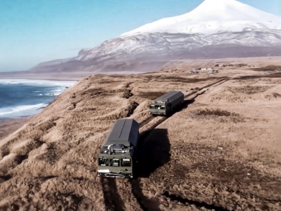 Dieses am 02. Dezember 2021 vom russischen Verteidigungsministerium veröffentlichte Handout-Foto zeigt Bastion-Raketenwerfer auf der Matua-Insel, einem Teil der Kurilen-Inselkette. Russland gibt an, man habe ein US-amerikanisches U-Boot aus den eigenen Hoheitsgewässern im Pazifik vertrieben.