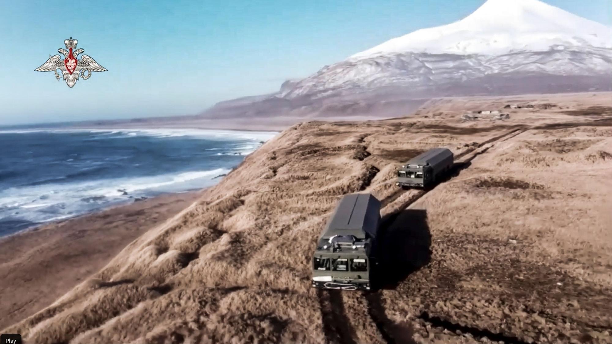 Dieses am 02. Dezember 2021 vom russischen Verteidigungsministerium veröffentlichte Handout-Foto zeigt Bastion-Raketenwerfer auf der Matua-Insel, einem Teil der Kurilen-Inselkette. Russland gibt an, man habe ein US-amerikanisches U-Boot aus den eigenen Hoheitsgewässern im Pazifik vertrieben.