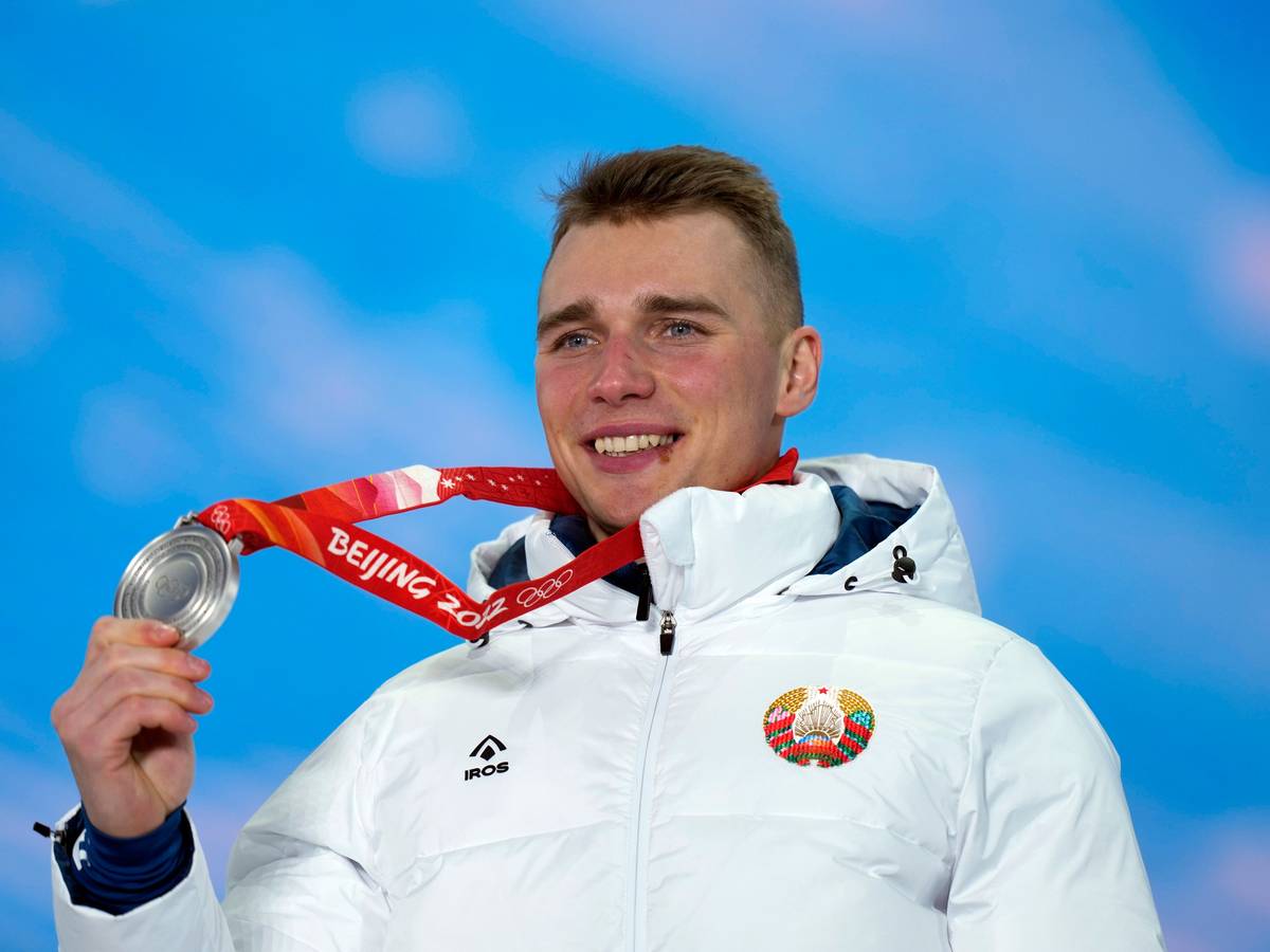 Biathlet Anton Smolski präsentiert seine Silber-Medaille.