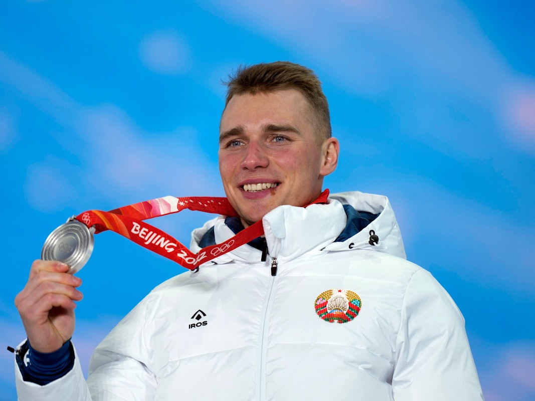 Biathlet Anton Smolski präsentiert seine Silber-Medaille.