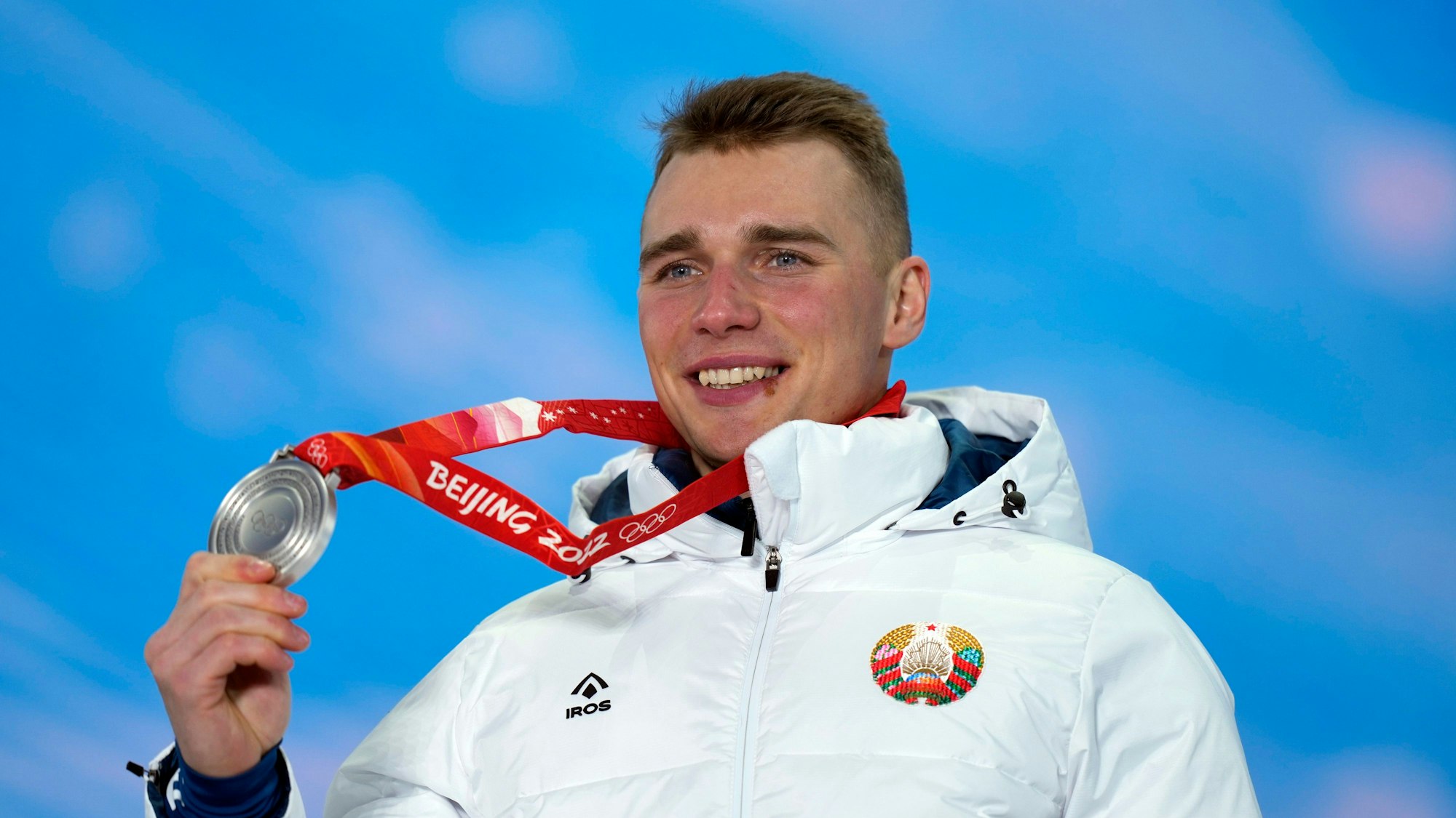 Biathlet Anton Smolski präsentiert seine Silber-Medaille.