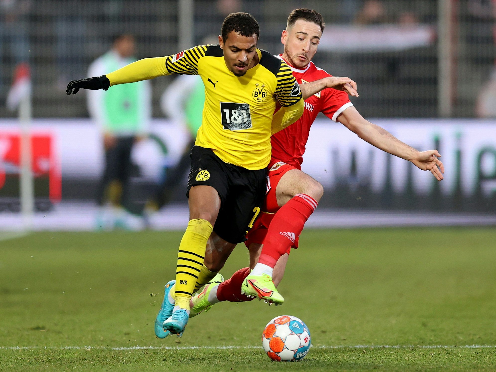 Kevin Möhwald im Zweikampf mit Donyell Malen