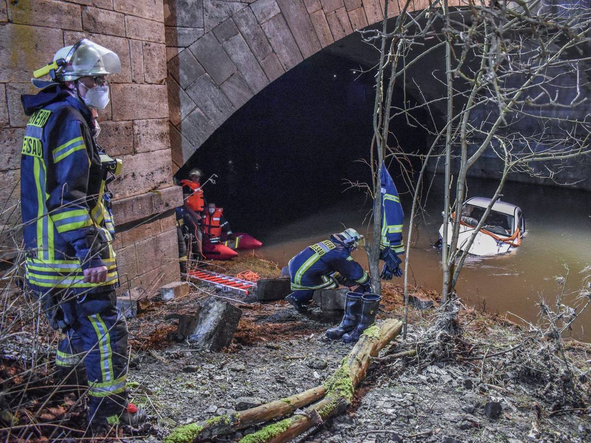 Ein PKW liegt unterhalb einer Brücke am Fluss Kocher in Künzelsau. Eine Autofahrerin ist mit ihrem Wagen in einen Fluss gestürzt und dabei leicht verletzt worden.