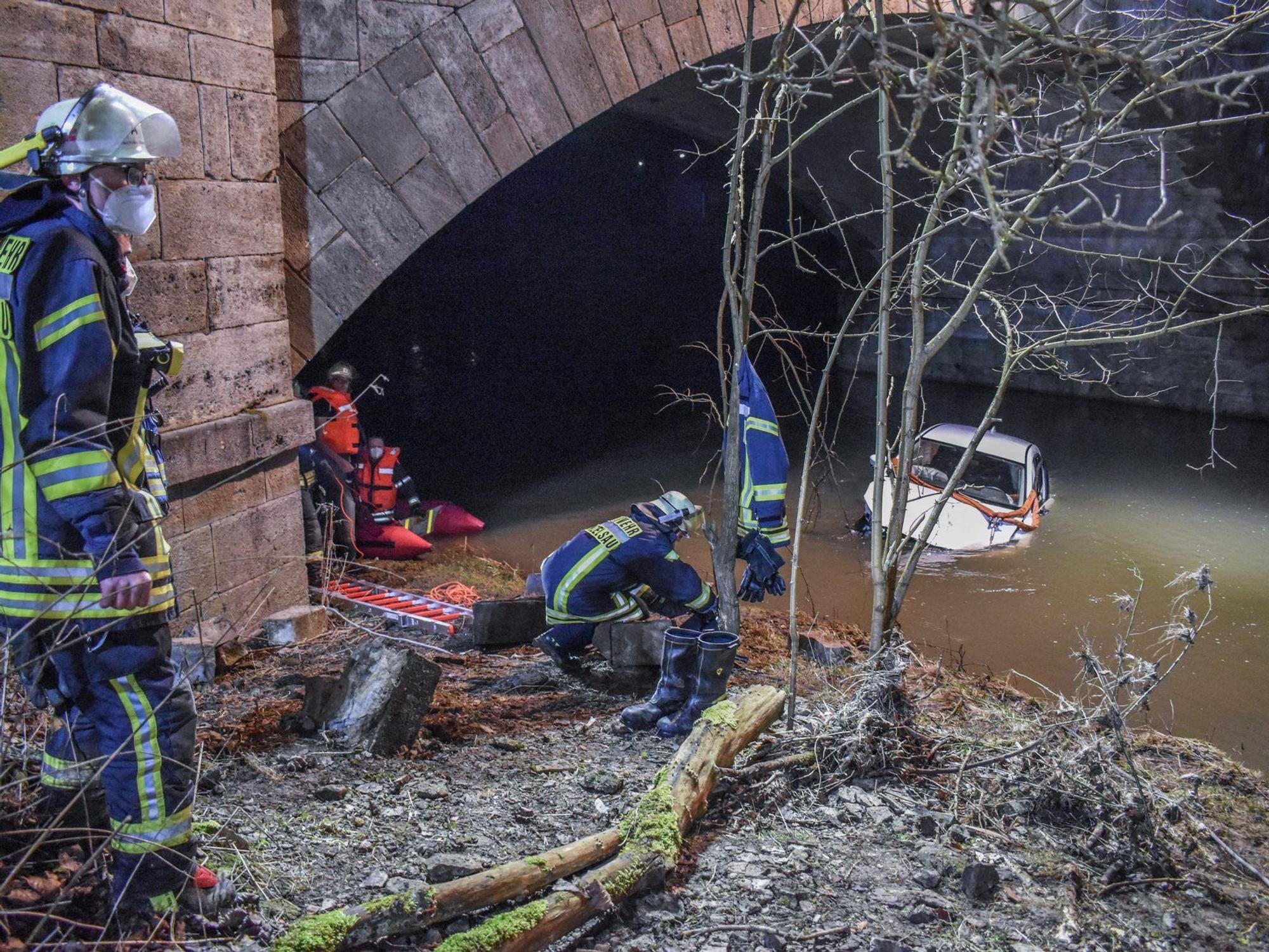 Ein PKW liegt unterhalb einer Brücke am Fluss Kocher in Künzelsau. Eine Autofahrerin ist mit ihrem Wagen in einen Fluss gestürzt und dabei leicht verletzt worden.