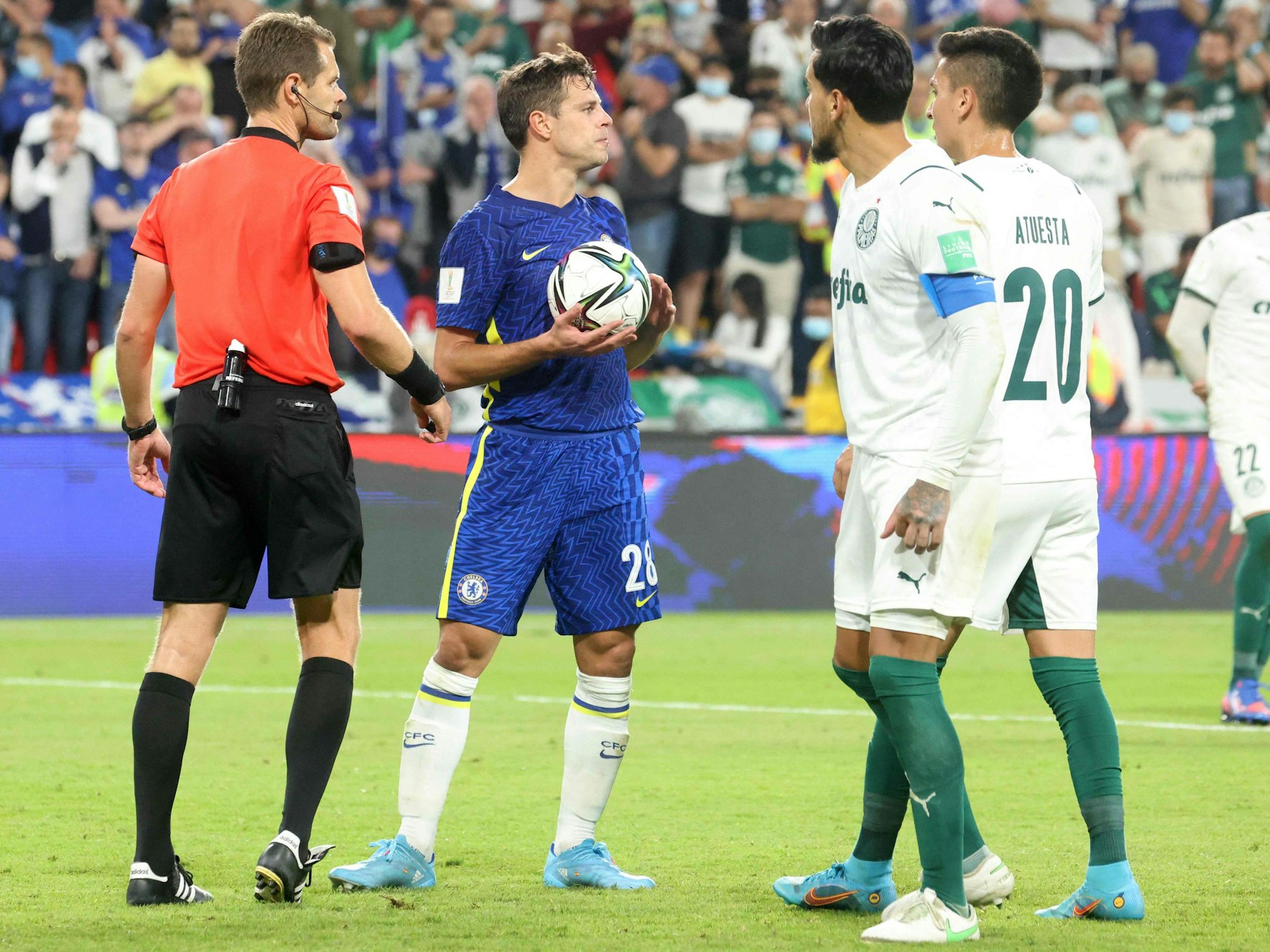 Cesar Azpilicueta (Mitte) hält den Ball fest zwischen dem Schiedsrichter und den Gegnern.