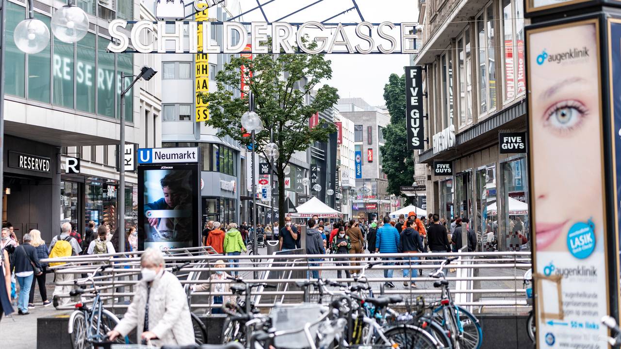 Das Schild am Eingang der Schildergasse, dazu viele Menschen.