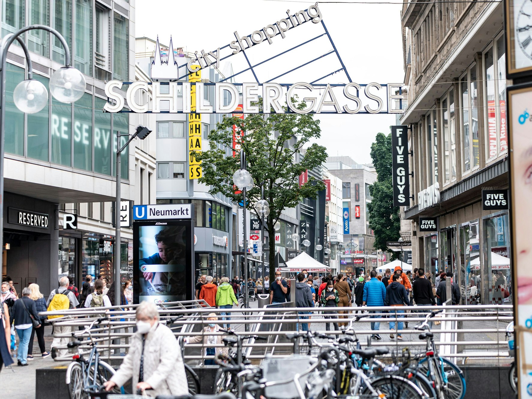 Das Schild am Eingang der Schildergasse, dazu viele Menschen.