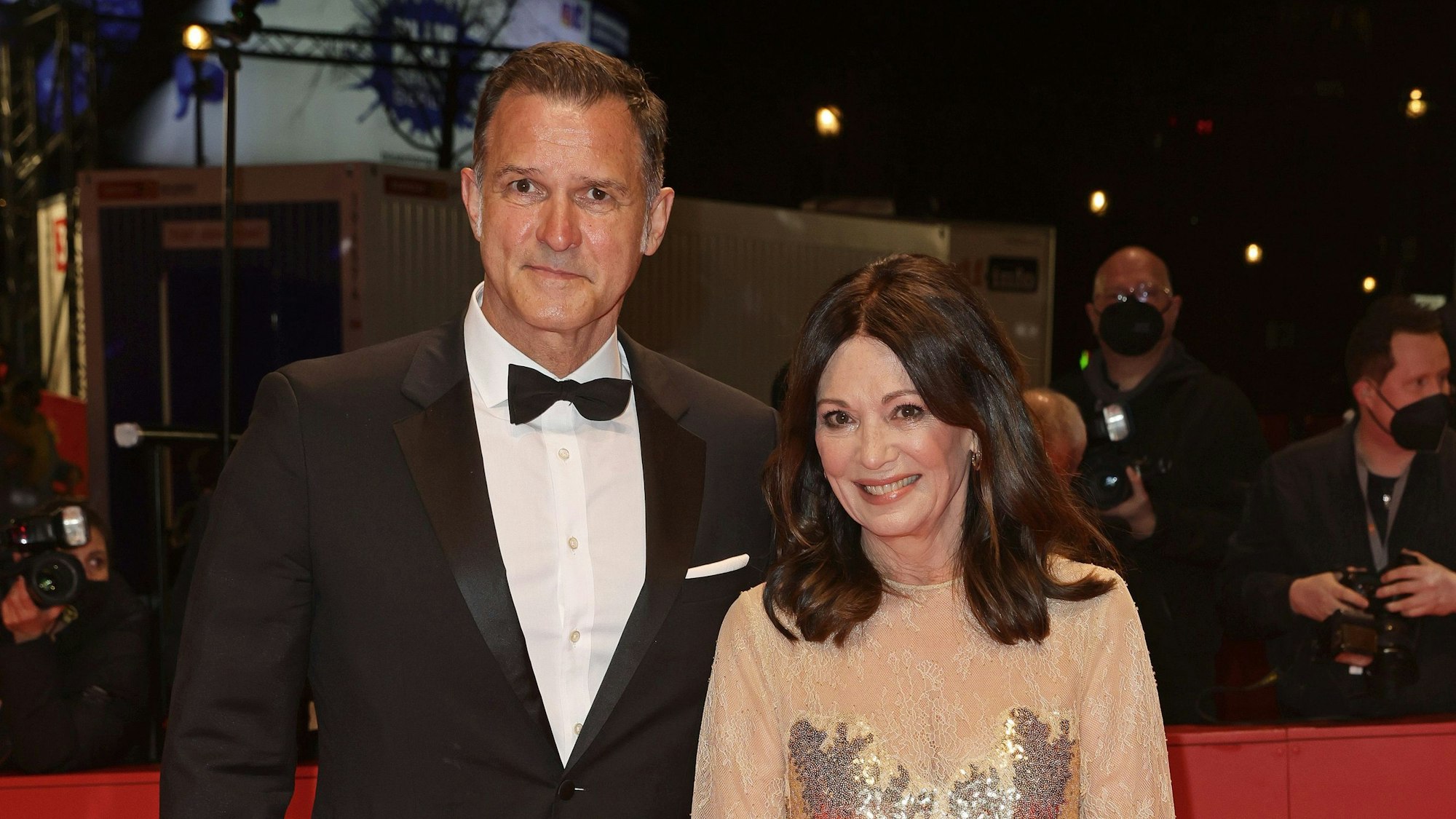 Heiko Kiesow und Iris Berben stehen auf dem roten Teppich.