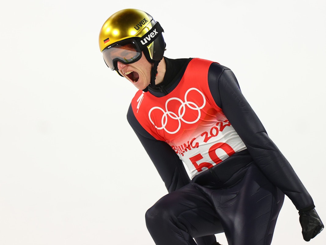 12.02.2022, China, Zhangjiakou: Olympia, Skispringen, Großschanze, Herren, 1. Durchgang im Zhangjiakou National Ski Jumping Centre, Karl Geiger aus Deutschland feiert nach dem Sprung.